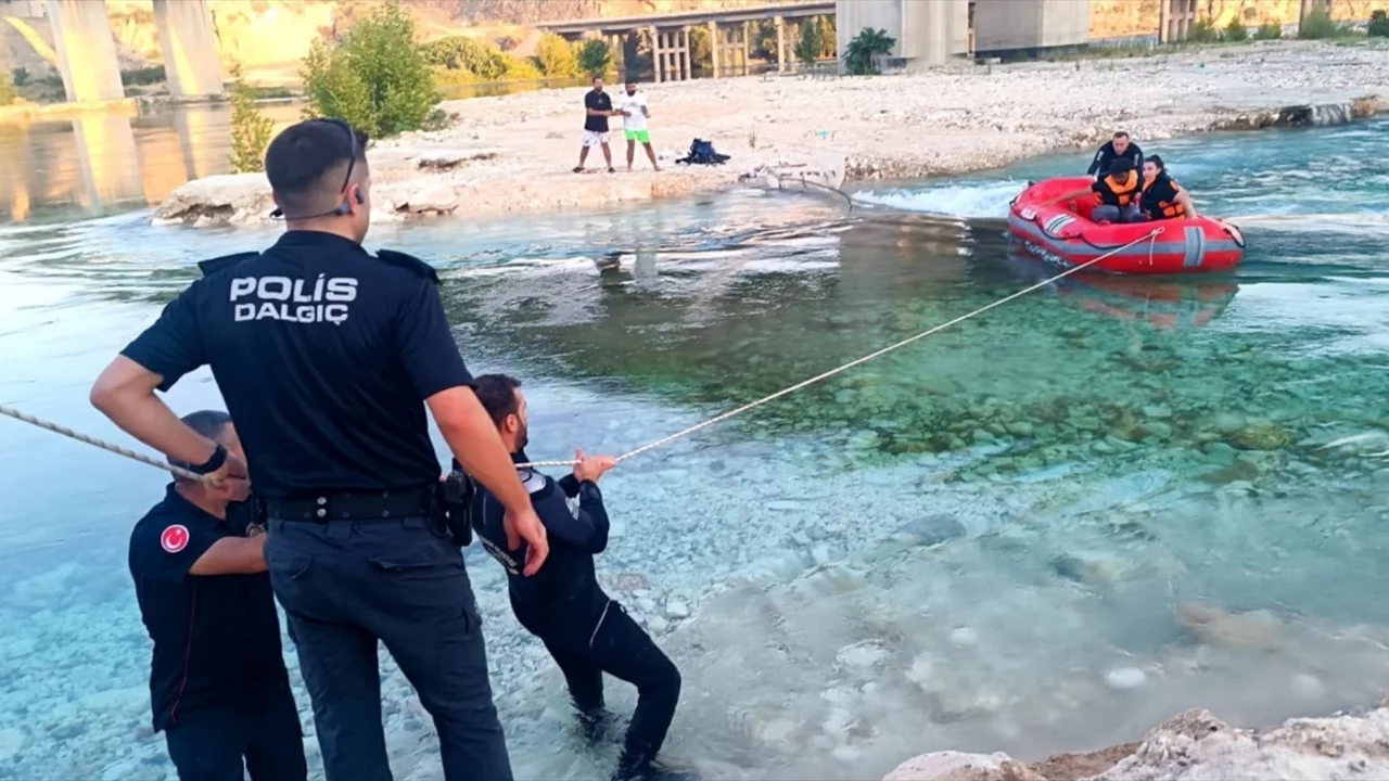Adıyaman'da Fırat Nehri alarmı: Suyun yükselmesiyle mahsur kalan 6 kişi kurtarıldı