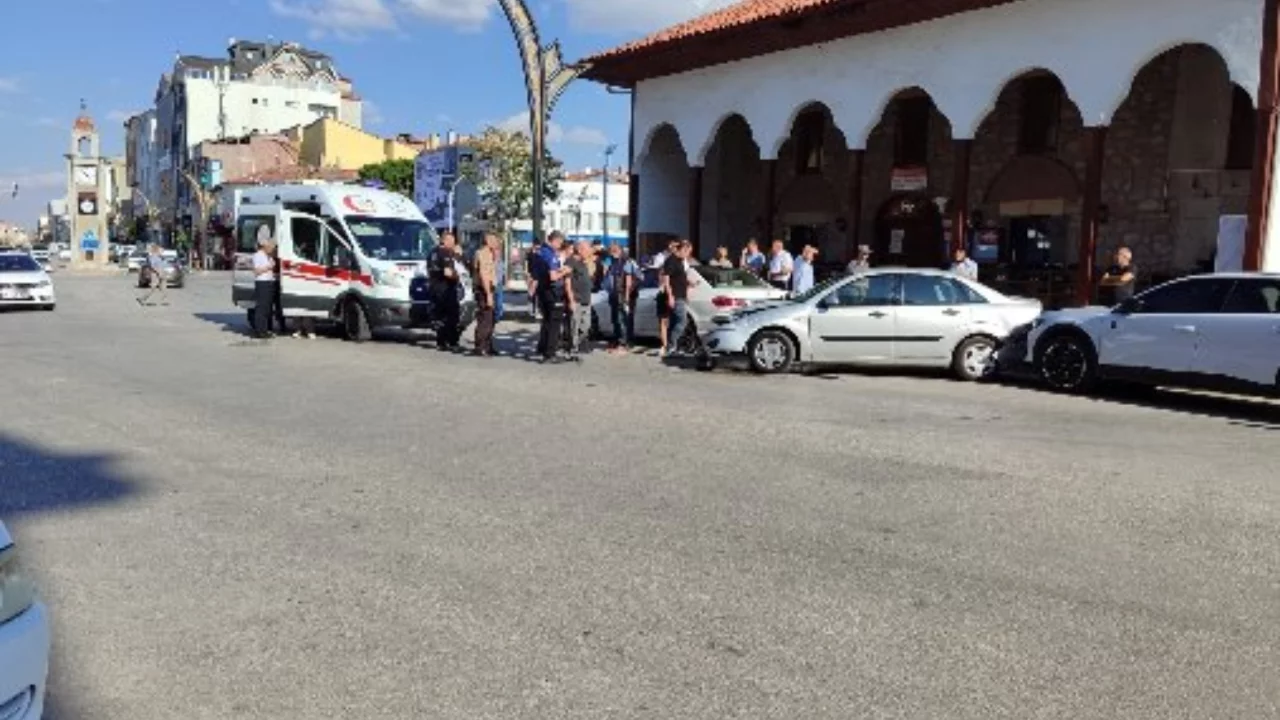 Çorum Alaca'da alkollü sürücünün kazası kamerada: Park halindeki iki araca çarptı