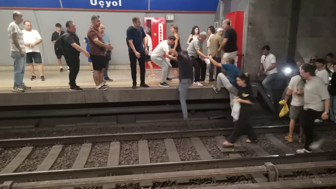 İzmir Metro'da teknik arıza paniği: Yolcular raylarda yürüdü