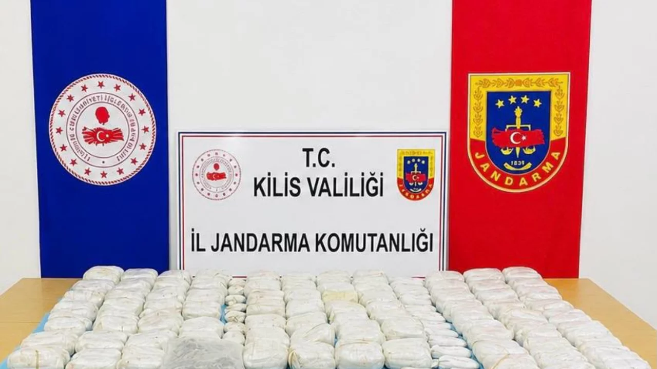 Kilis'te ev baskınında şoke eden miktarda uyuşturucu ele ge&ccedil;irildi