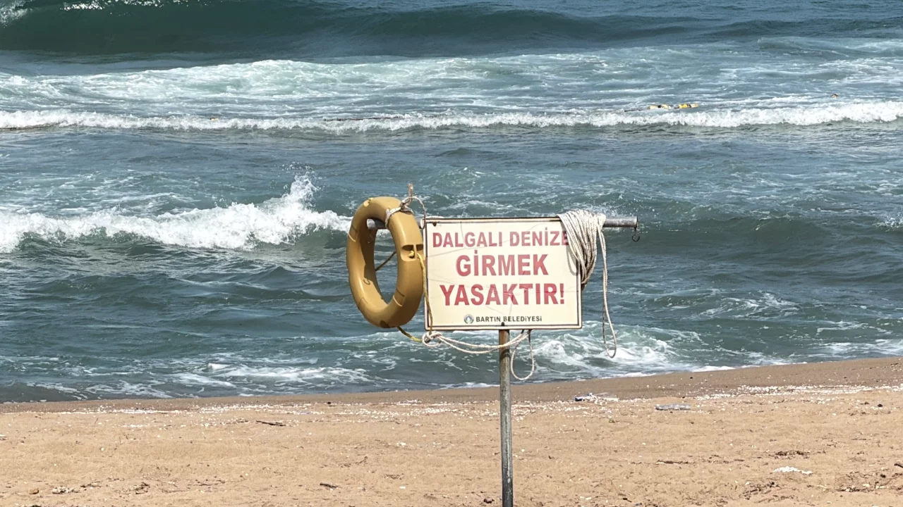 Bartın'da 3 g&uuml;nl&uuml;k denize girme yasağı! 11 plajda yasak kararı