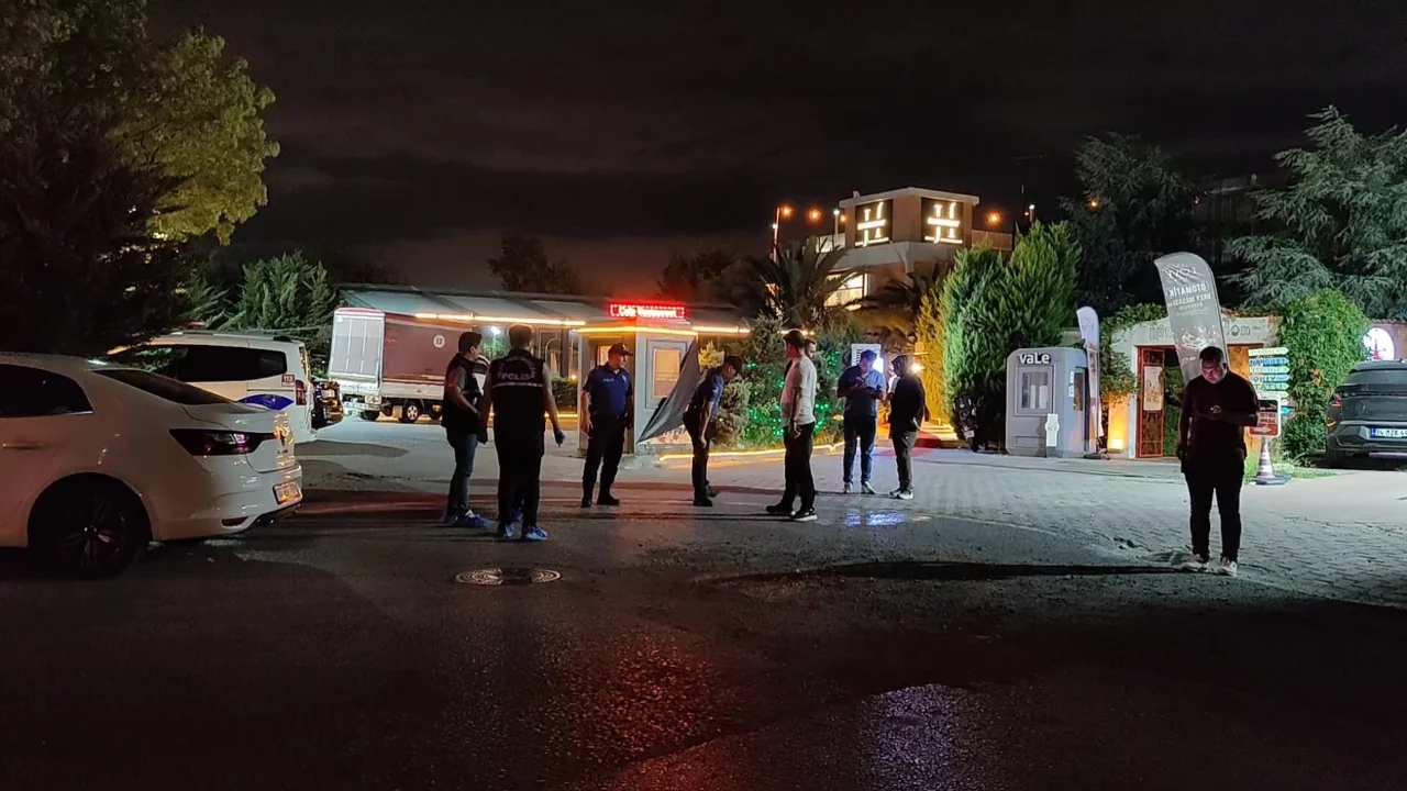 K&uuml;&ccedil;&uuml;k&ccedil;ekmece'de kafede silahlı saldırı: 2 kişi yaralandı