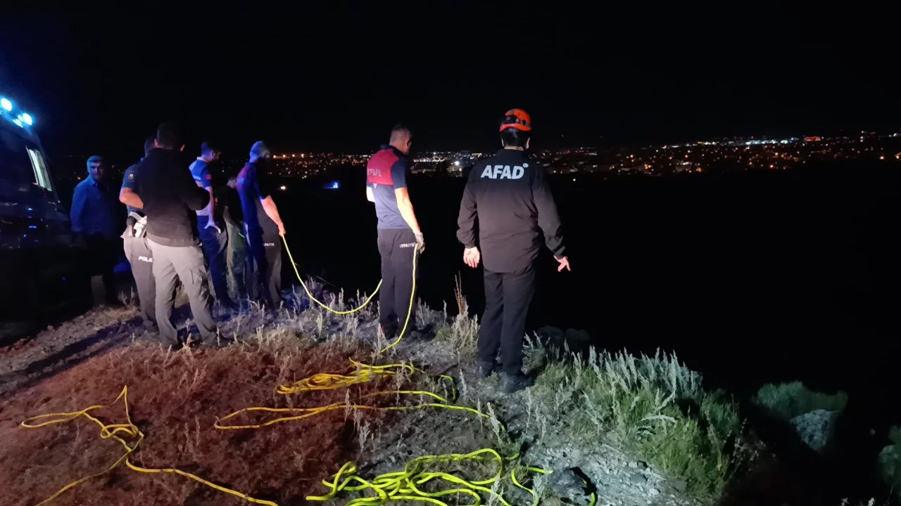Kars'ta kayalıklarda feci olay: 50 metreden düşen şahıs hayatını kaybetti...