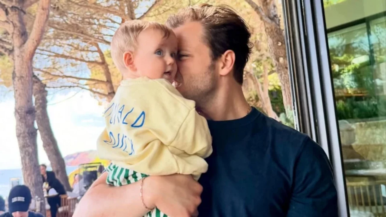 Tolga Sarıtaş'tan &Ccedil;eşme'de aile mutluluğu: Oğlu Ali'yle pozları ilgi g&ouml;rd&uuml;