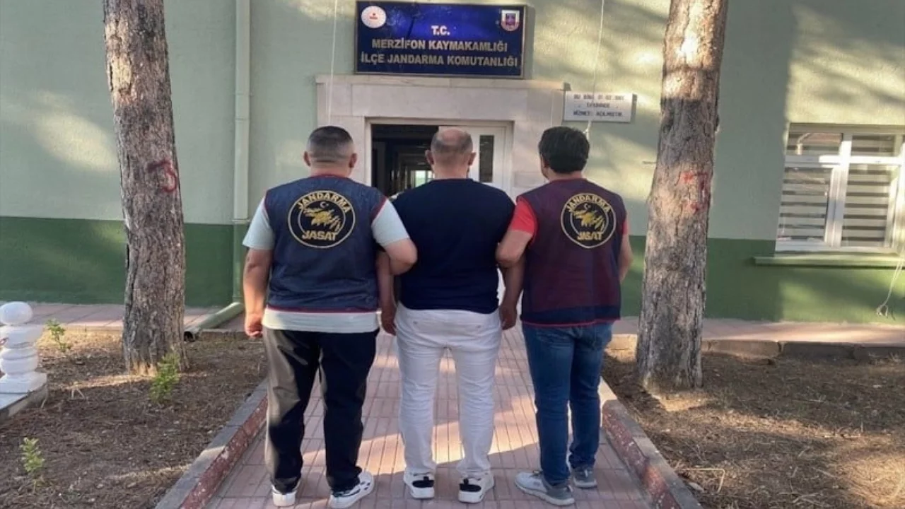 Interpol tarafından kırmızı b&uuml;ltenle aranıyordu T&uuml;rkiye'de yakalandı!