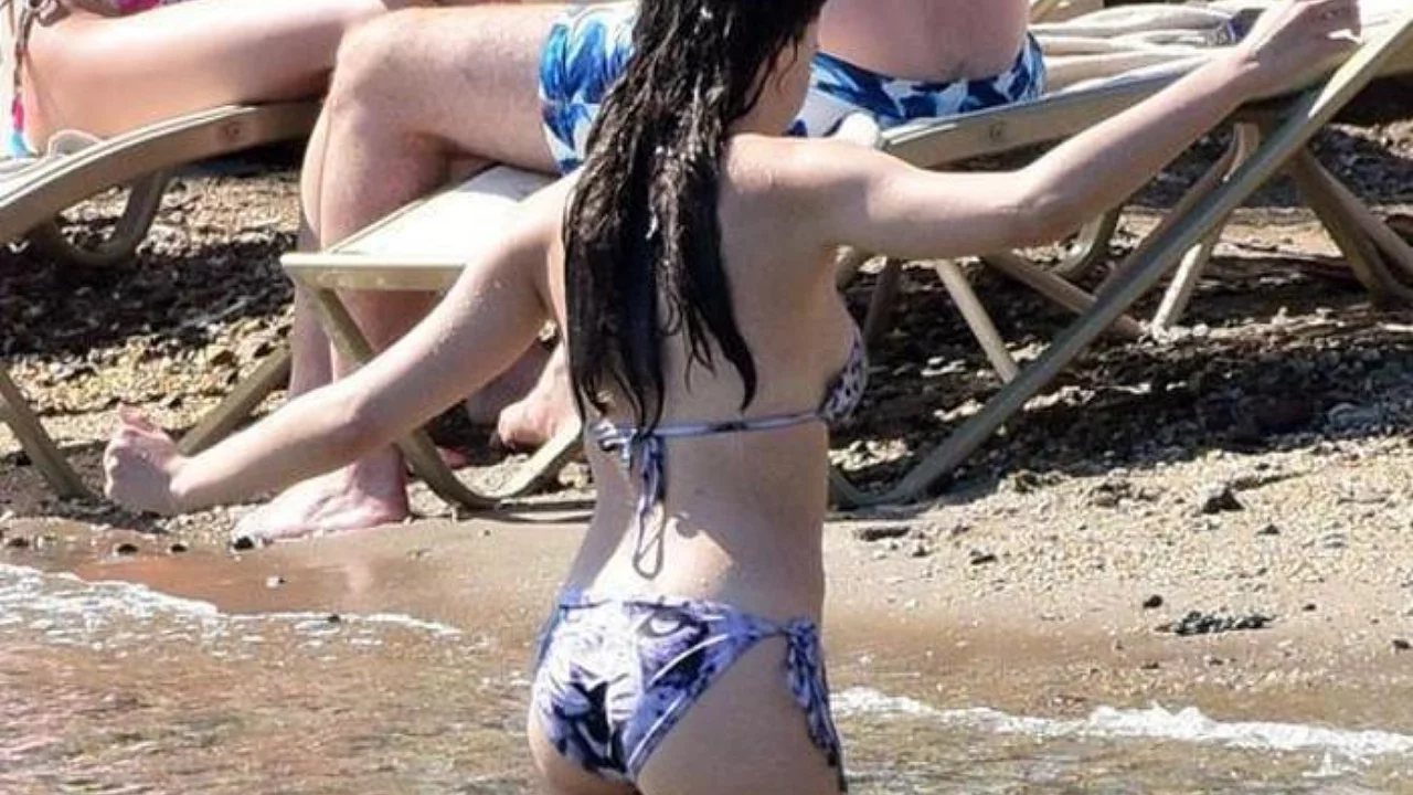 Burcu &Ouml;zberk'ten yaz şıklığı