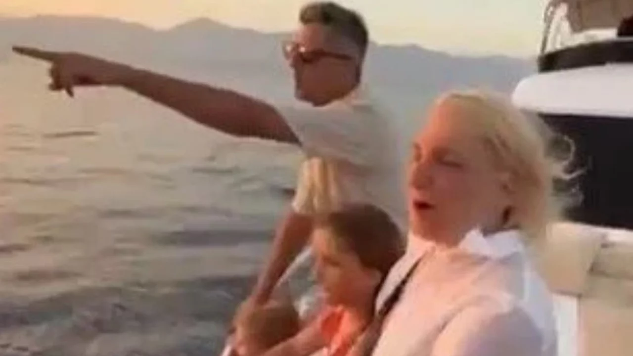 Antalya a&ccedil;ıklarında gezen turistler g&ouml;rd&uuml;kleri karşısında mest oldu