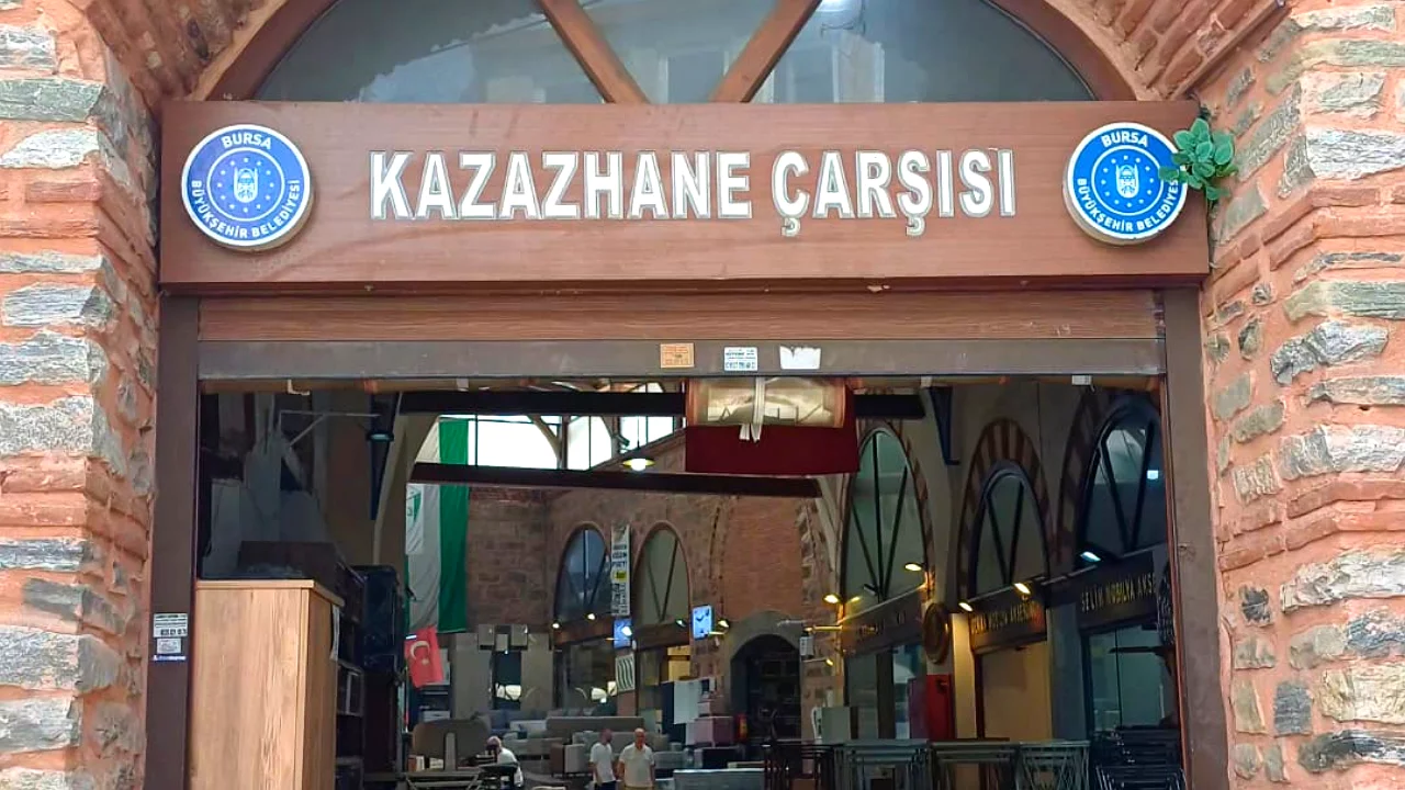 Bursa'nın en k&ouml;kl&uuml; &ccedil;arşısında peşin para hayal oldu! Esnaf d&uuml;kkan &ouml;n&uuml;nde i&ccedil;ini d&ouml;kt&uuml;
