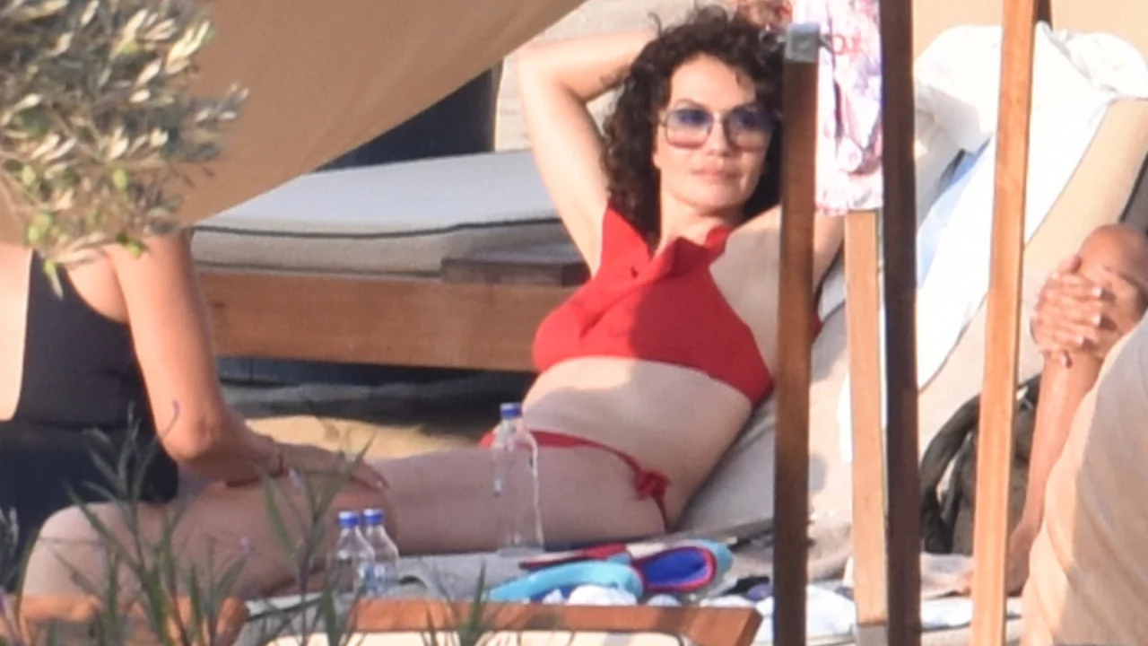 Song&uuml;l &Ouml;den'in Bodrum neşesi! Kızı Sone Larin ile plajda keyifli anlar