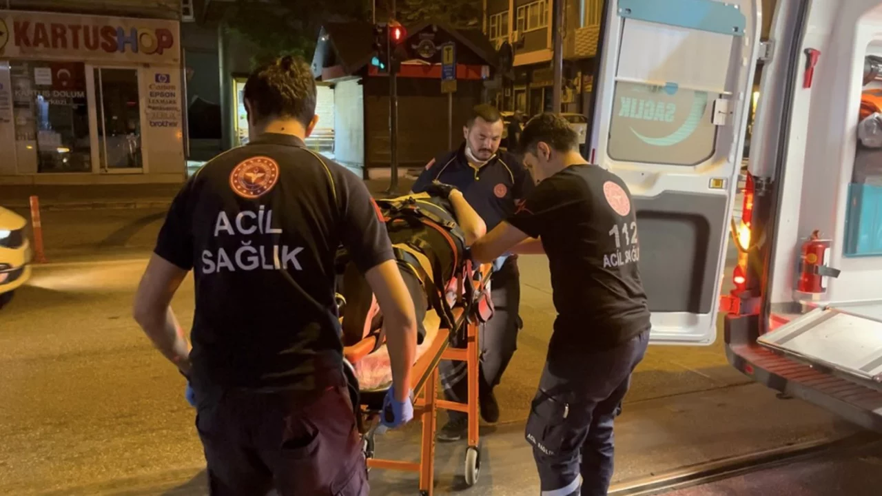 Bursa'da motosiklet kazası! Kadın s&uuml;r&uuml;c&uuml; yaralandı