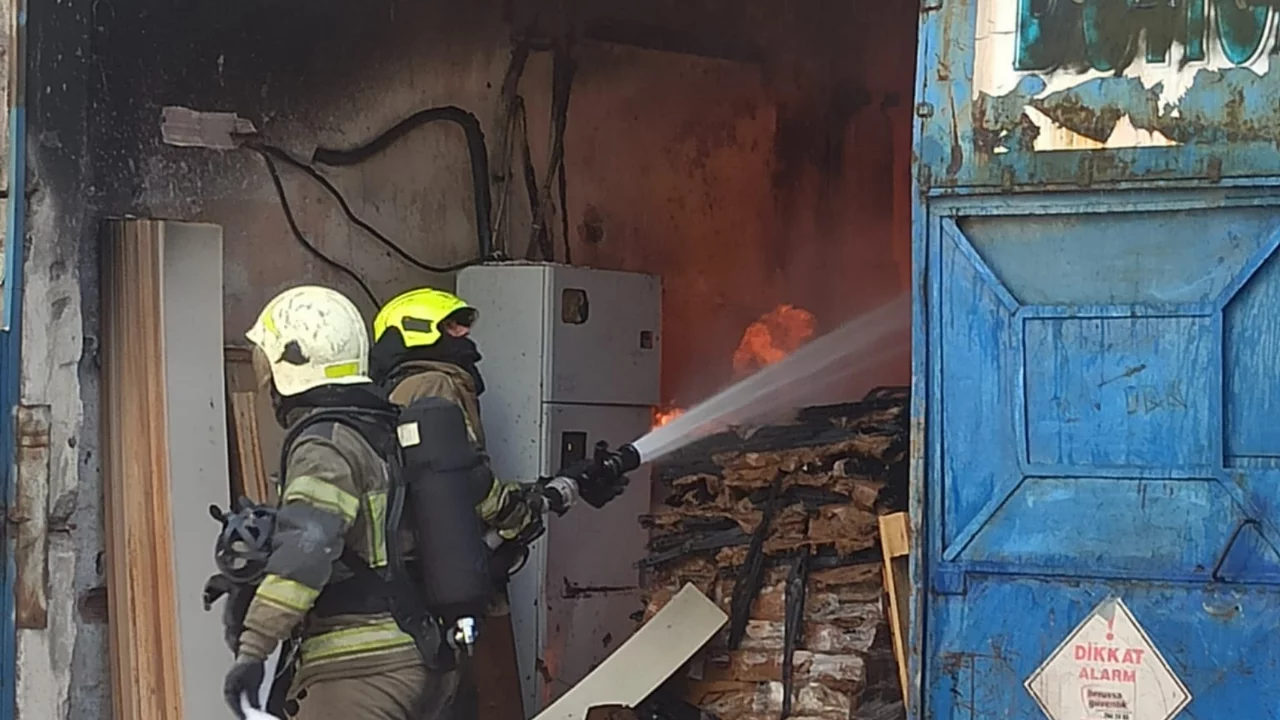 Bursa'da yatak firmasında yangın &ccedil;ıktı! İtfaiye ekipleri m&uuml;dahalede