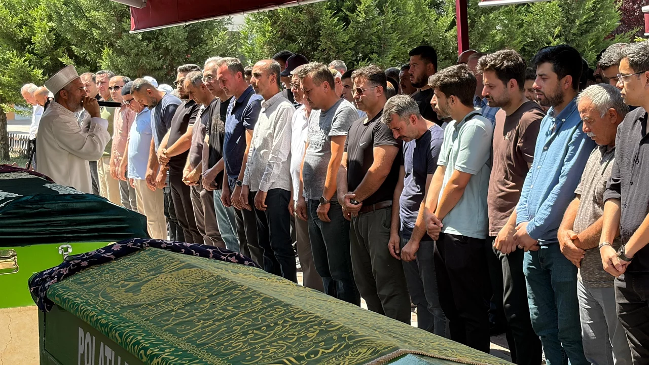 Minibüs kazasında hayatını kaybeden genç öğretmen son yolculuğuna uğurlandı