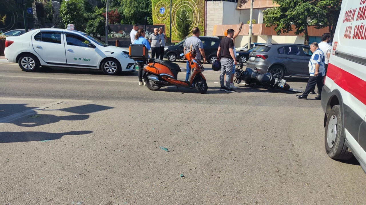 Bursa'da motosiklet ambulansa &ccedil;arptı!