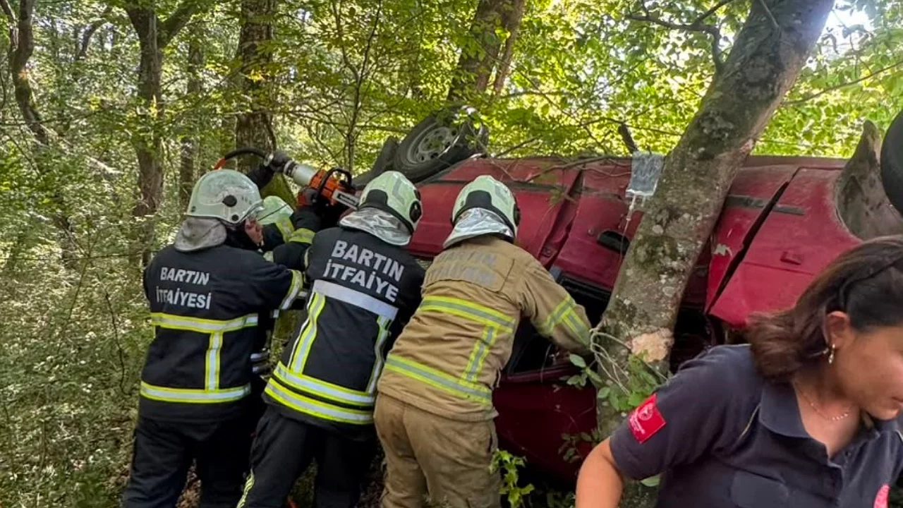 Kontrolden &ccedil;ıkan otomobil ağaca &ccedil;arptı: 3 yaralı