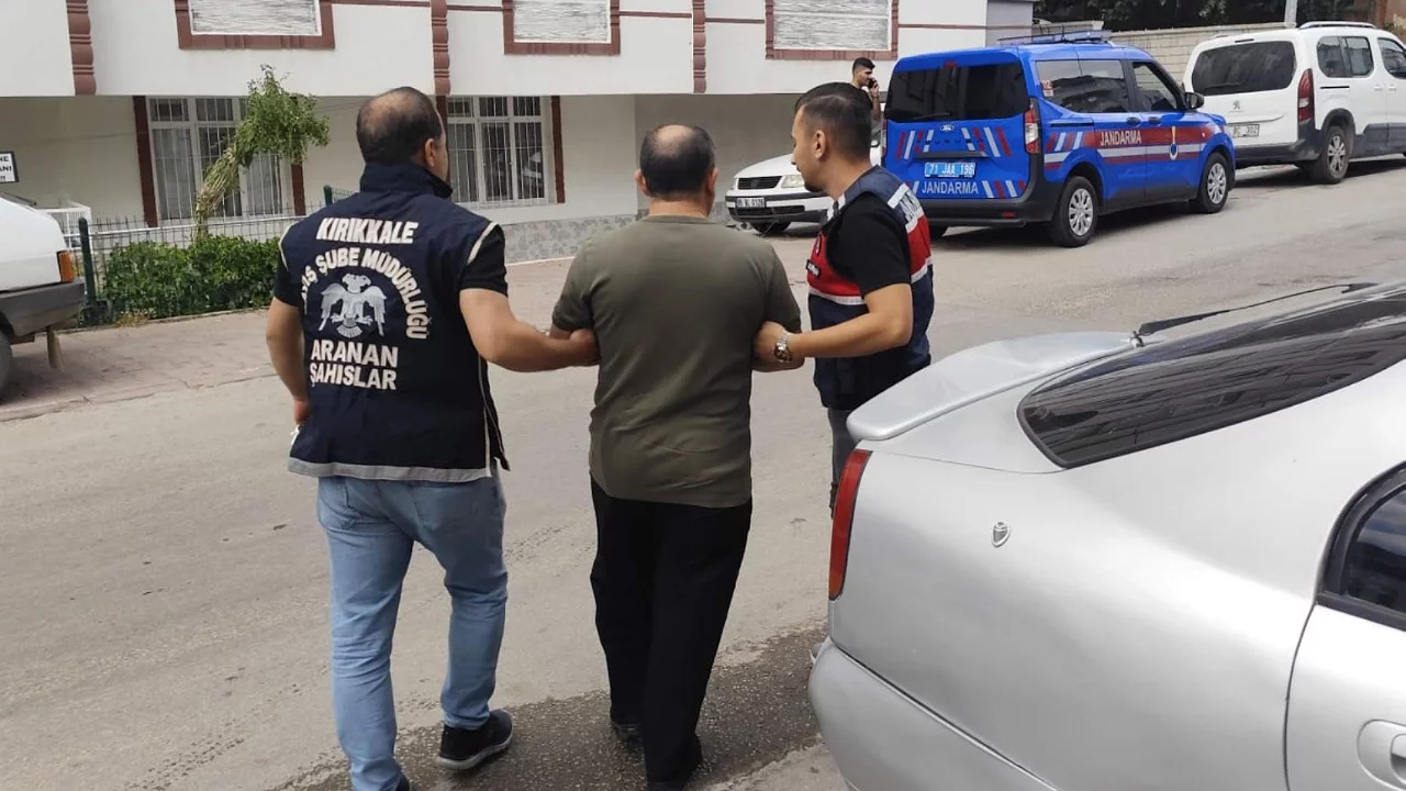 Aranan 2 h&uuml;k&uuml;ml&uuml; yakalandı