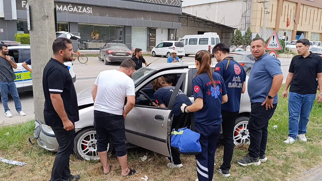 Bursa'da kontrolden çıkan otomobil elektrik direğine çarptı! Sürücü araçta sıkıştı