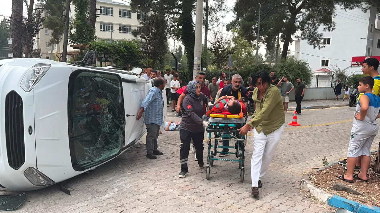 Osmaniye D&uuml;zi&ccedil;i'nde kavşakta feci kaza: 5 kişi yaralandı