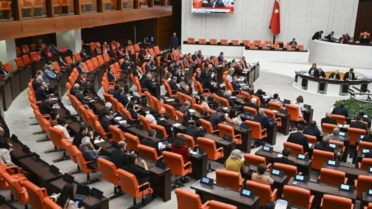 TBMM'de sandalye dağılımı değişti: Yeni Yol Grubuna takviye geldi...