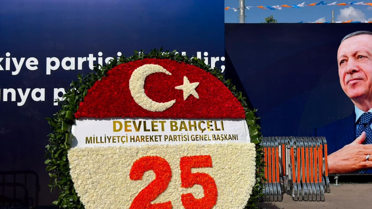 Bah&ccedil;eli'den AK Parti'nin 25. yılına &ouml;zel dikkat &ccedil;eken jest