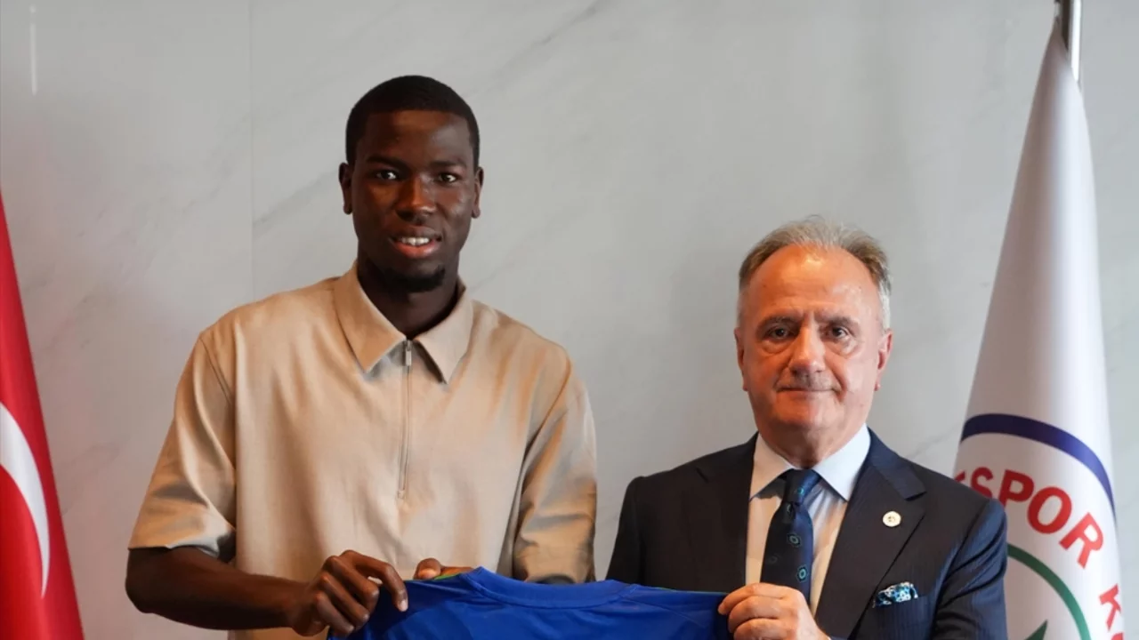 &Ccedil;aykur Rizespor'dan orta sahaya gen&ccedil; takviye: Moussa Diakite imzayı attı
