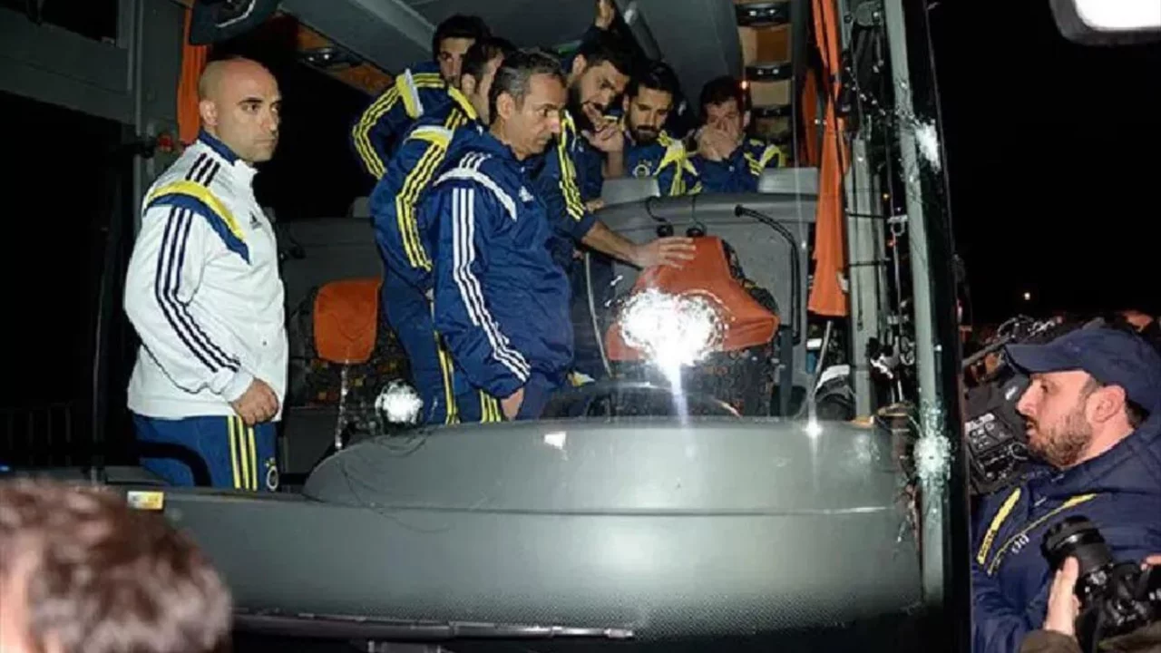 Fenerbah&ccedil;e otob&uuml;s&uuml;ne saldırı dosyasında flaş gelişme! Mahkeme kararını verdi...