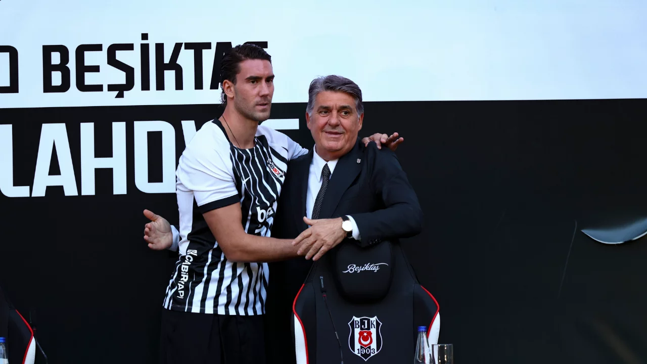Beşiktaş'ta Vlahovic coşkusu: 20 bin taraftar önünde imza