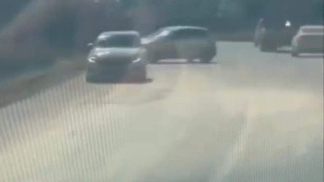 Bursa'da virajı alamayan otomobil ara&ccedil;ların arasından tarlaya u&ccedil;tu! Kameralar kaydetti...