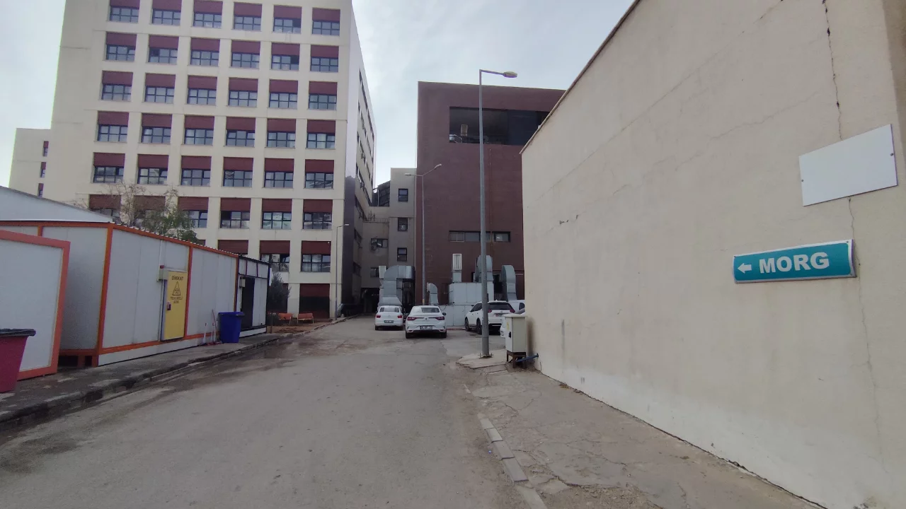 Forkliften düşen elektrik trafosunun altında kalan işçi, öldü 