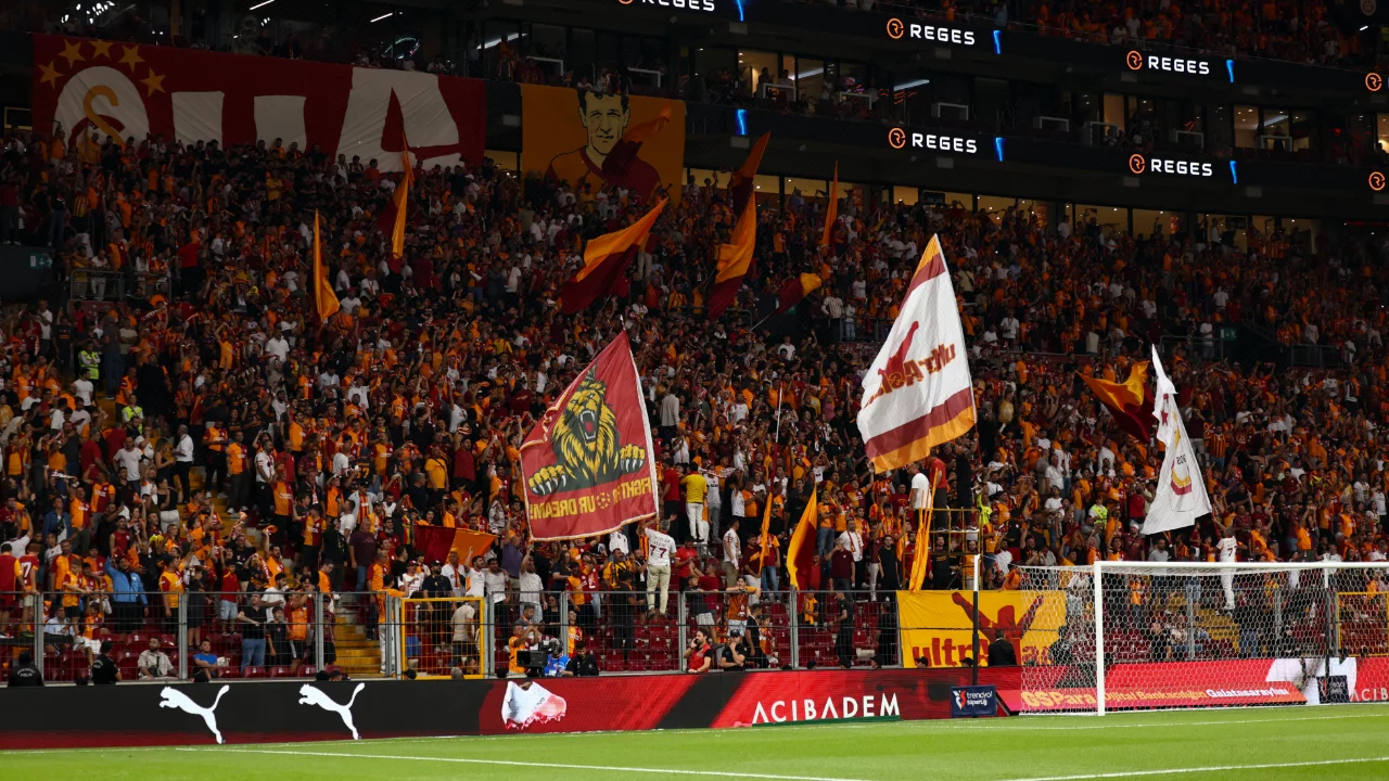 Galatasaray-&Ccedil;orum FK ma&ccedil;ında trib&uuml;nlerden y&ouml;netime tepki