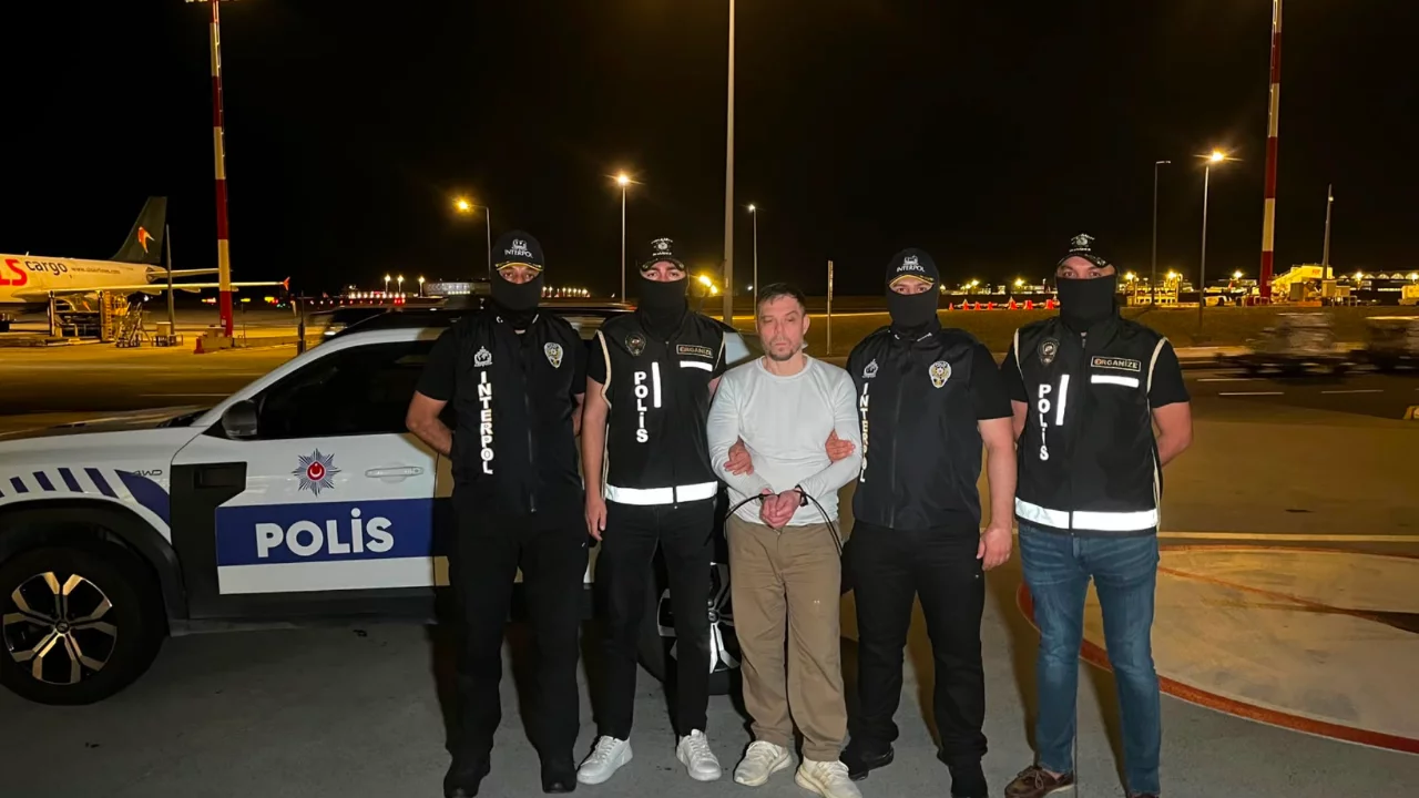 Kırmızı b&uuml;ltenle aranan Serkan Kurtuluş İstanbul'a getirildi