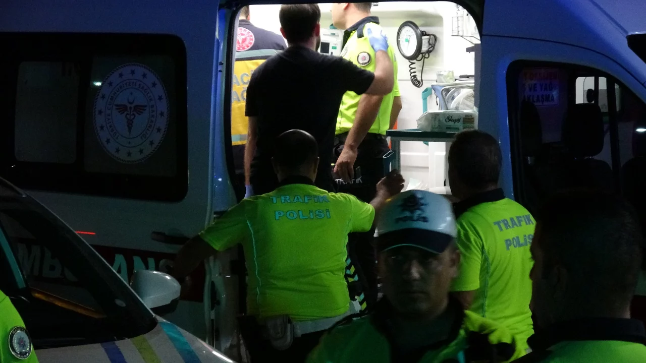 Malatya'da trafik polisi ekip aracı ile otomobil &ccedil;arpıştı: 3 yaralı