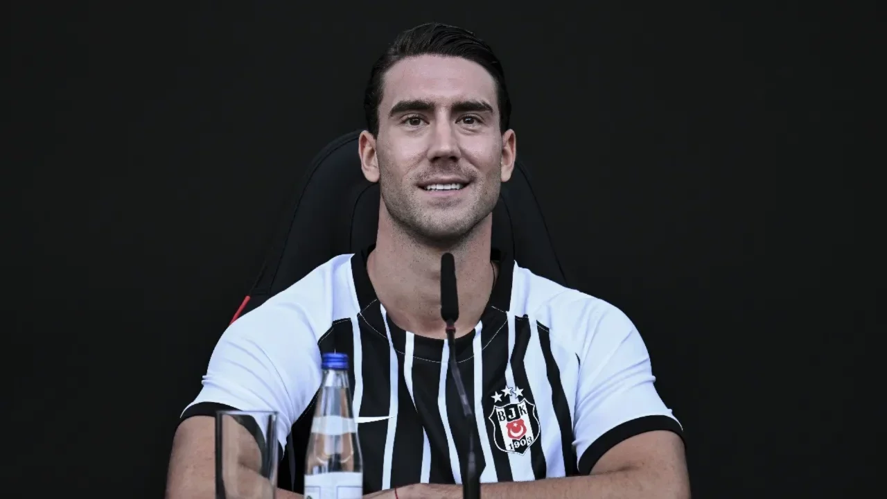 Beşiktaş'ta Vlahovic i&ccedil;in imza t&ouml;reni d&uuml;zenlendi! Sırp golc&uuml;den a&ccedil;ıklama: "Şampiyonluk i&ccedil;in elimden geleni yapacağım"