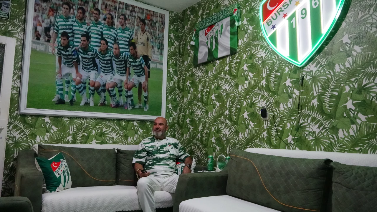 Bursaspor sevgisinin b&ouml;ylesi g&ouml;r&uuml;lmedi! Takma dişinin damağına bile kul&uuml;p armasını yaptırdı