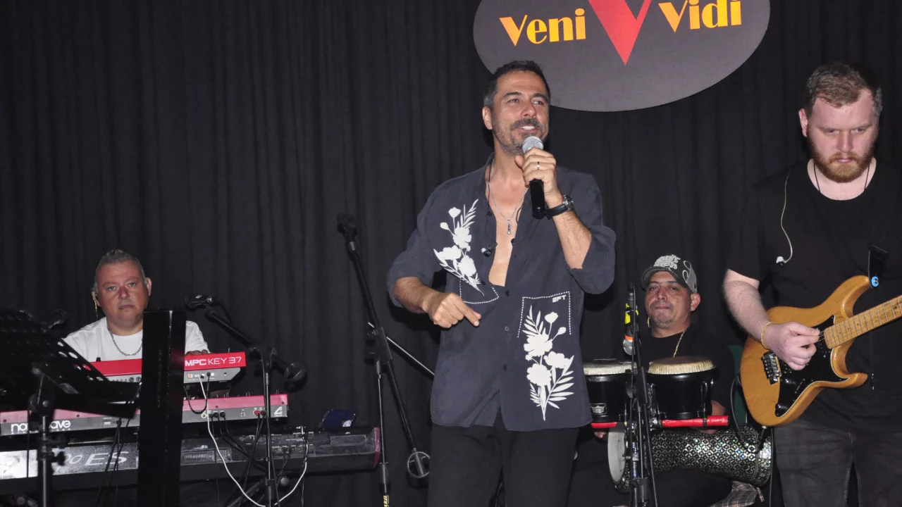 İrfan Şehitoğlu'dan Veni V Vidi Pub Lounge Bar'da muhteşem performans