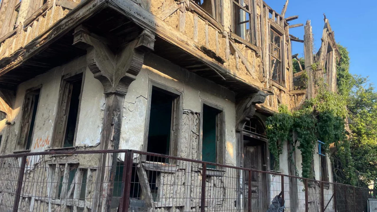 Bursa'da tarihi yapı &ccedil;&ouml;kme tehlikesiyle karşı karşıya!