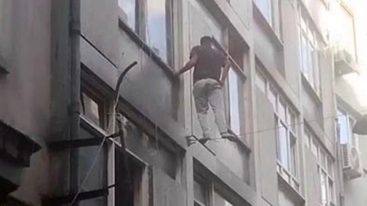 Y&uuml;rekleri ağza getiren anlar! Binanın dış cephesine tırmandı, elektrik tellerinde dakikalarca bekledi...