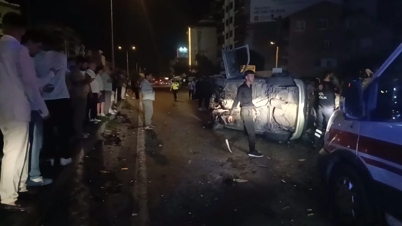 Bursa'da ışıklarda ortalık karıştı! 3 ara&ccedil; &ccedil;arpıştı, &ccedil;ok sayıda kişi yaralı...