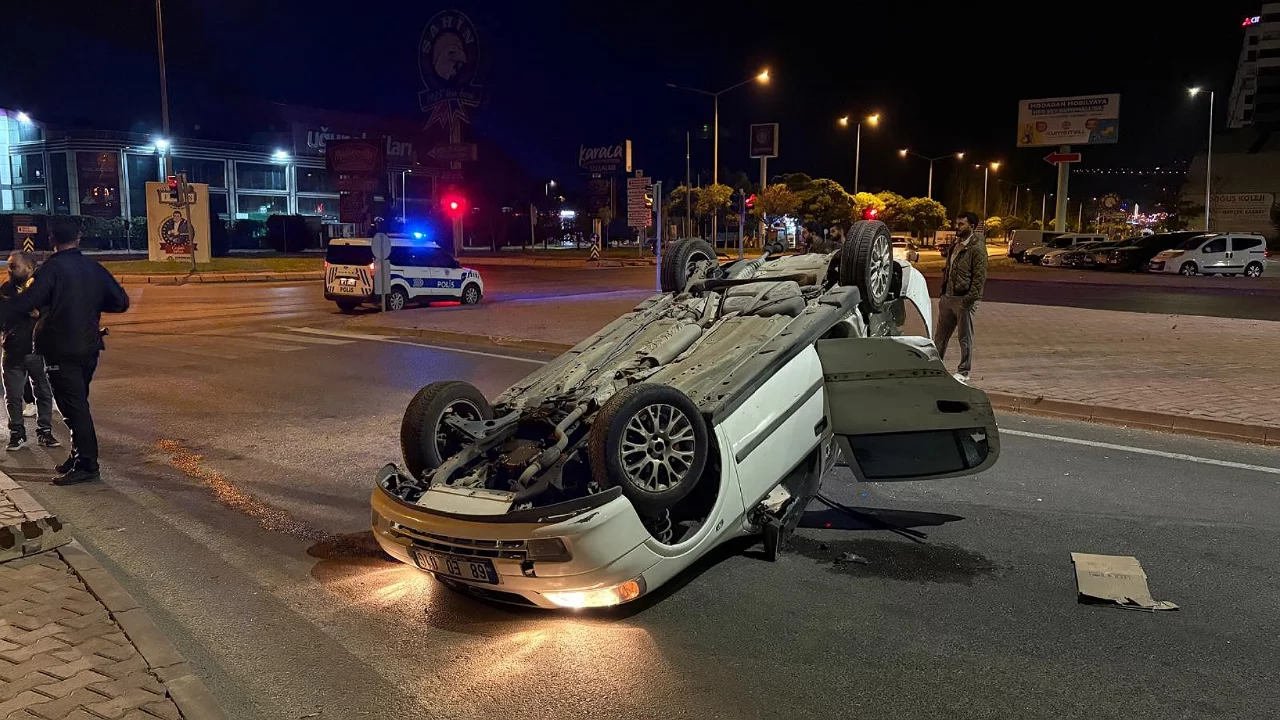 Kamyonla &ccedil;arpışan otomobil takla attı
