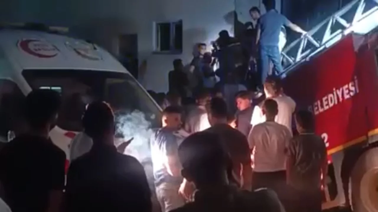 Kayan itfaiye aracına sıkışan uzman &ccedil;avuş hayatını kaybetti