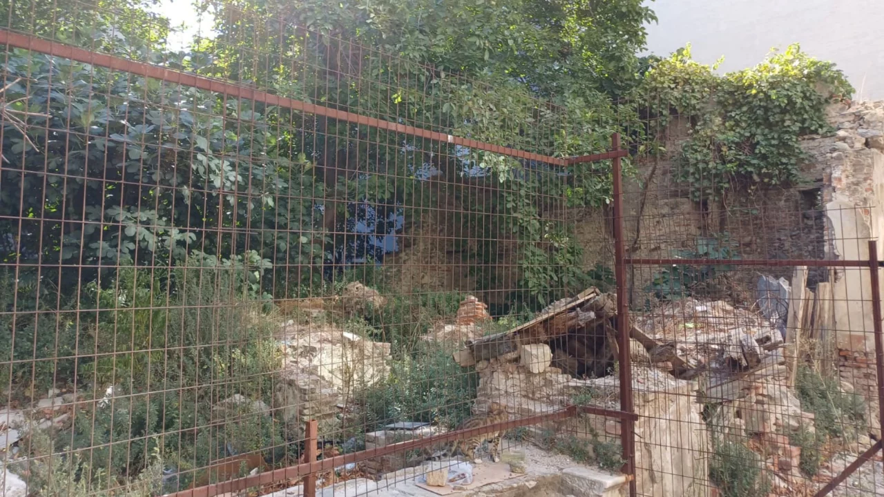 Bursa'da yıllardır boş duran bina kendi kendine yıkıldı!