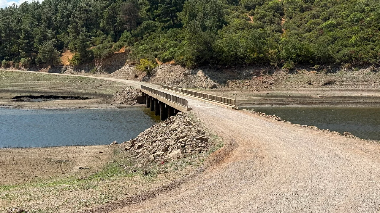 Baraj suları &ccedil;ekildi, k&ouml;pr&uuml; ulaşıma a&ccedil;ıldı