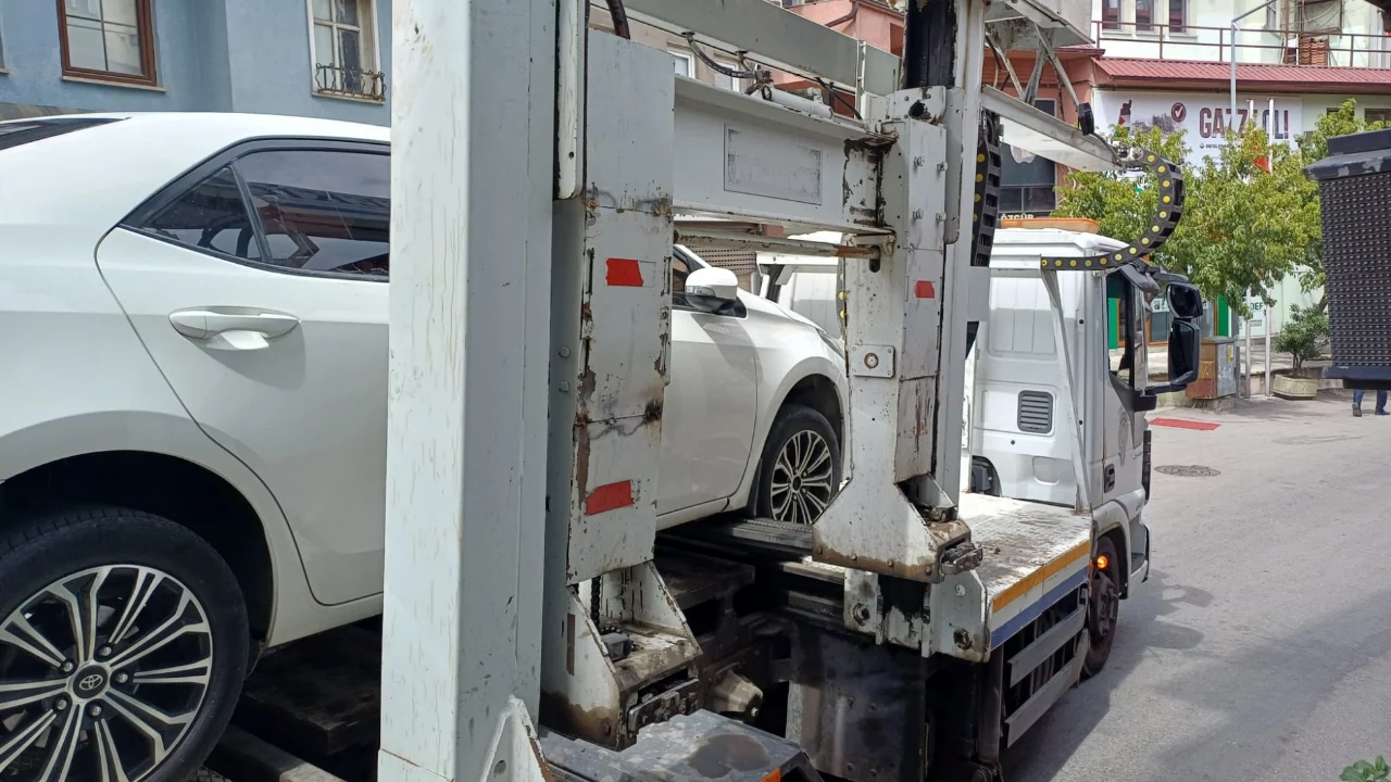 Bursa'da uygunsuz parka ge&ccedil;it yok! Ara&ccedil;lar tek tek &ccedil;ekiliyor