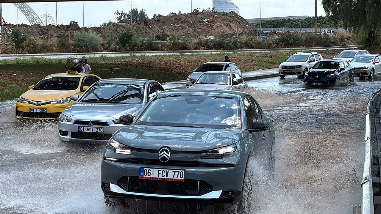 Kentte bir anda sağanak bastırdı 