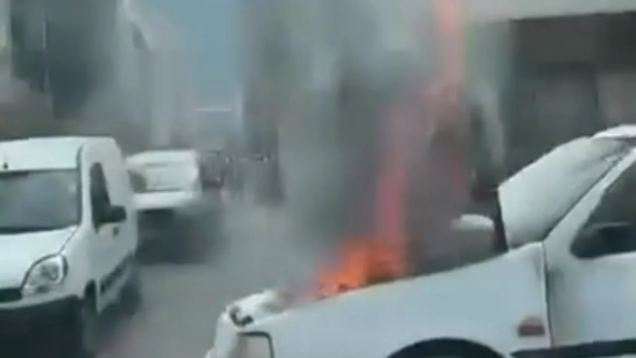 Bursa'nın ana arterinde otomobil alevlere teslim oldu