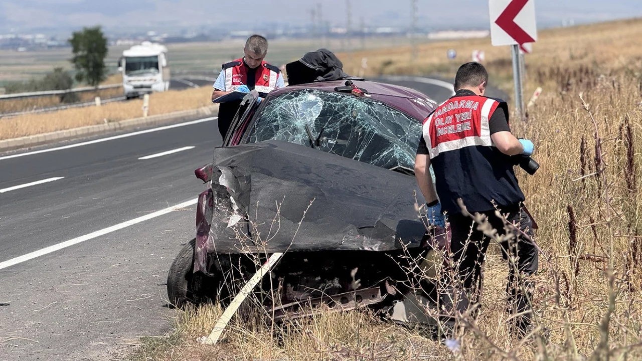Trafik kazasında 2 kişi hayatını kaybetti 4 kişi yaralandı