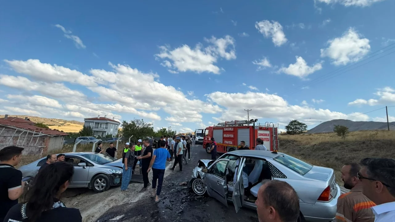 Çorum'da iki otomobil çarpıştı: 7 kişi yaralandı