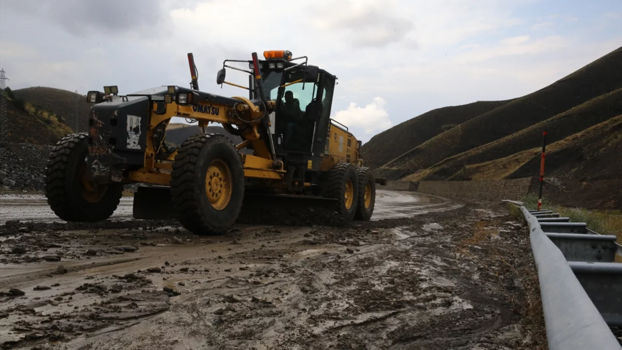 Erzurum-Bingöl kara yolunda heyelan: Ekipler seferber oldu