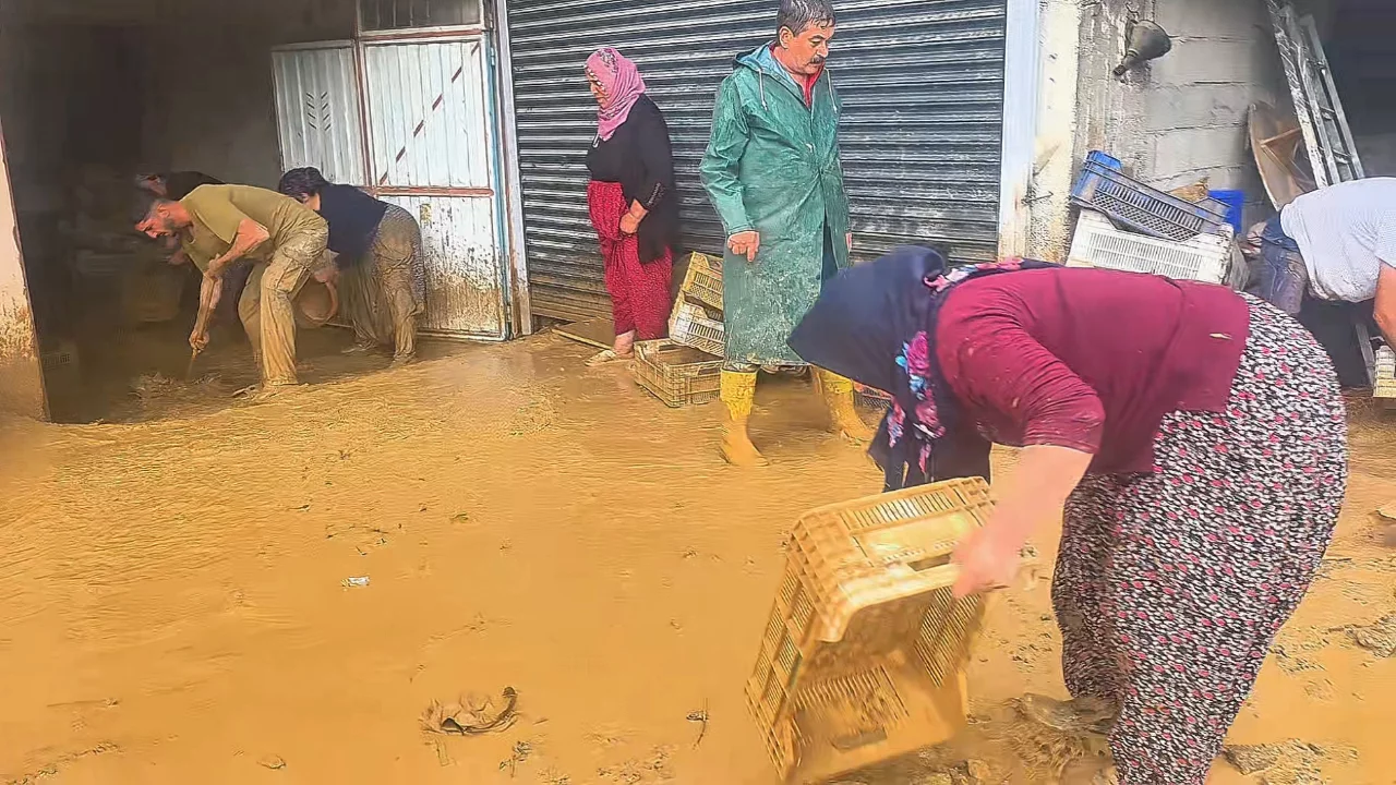 Malatya Hekimhan'da sağanak sonrası sel ve heyelan: Ev ve kayısı bah&ccedil;eleri zarar g&ouml;rd&uuml;
