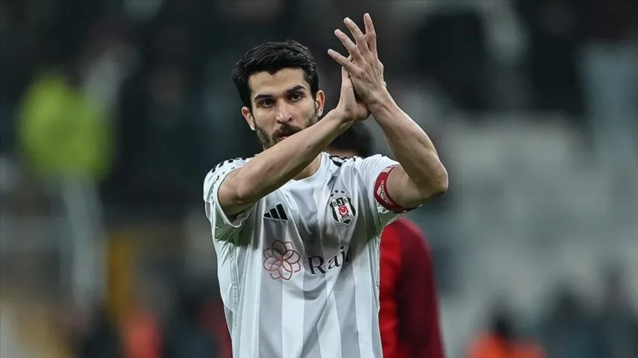 Beşiktaş'ta Necip Uysal'a duygusal veda: Siyah-beyazlılardan &ouml;zel t&ouml;ren