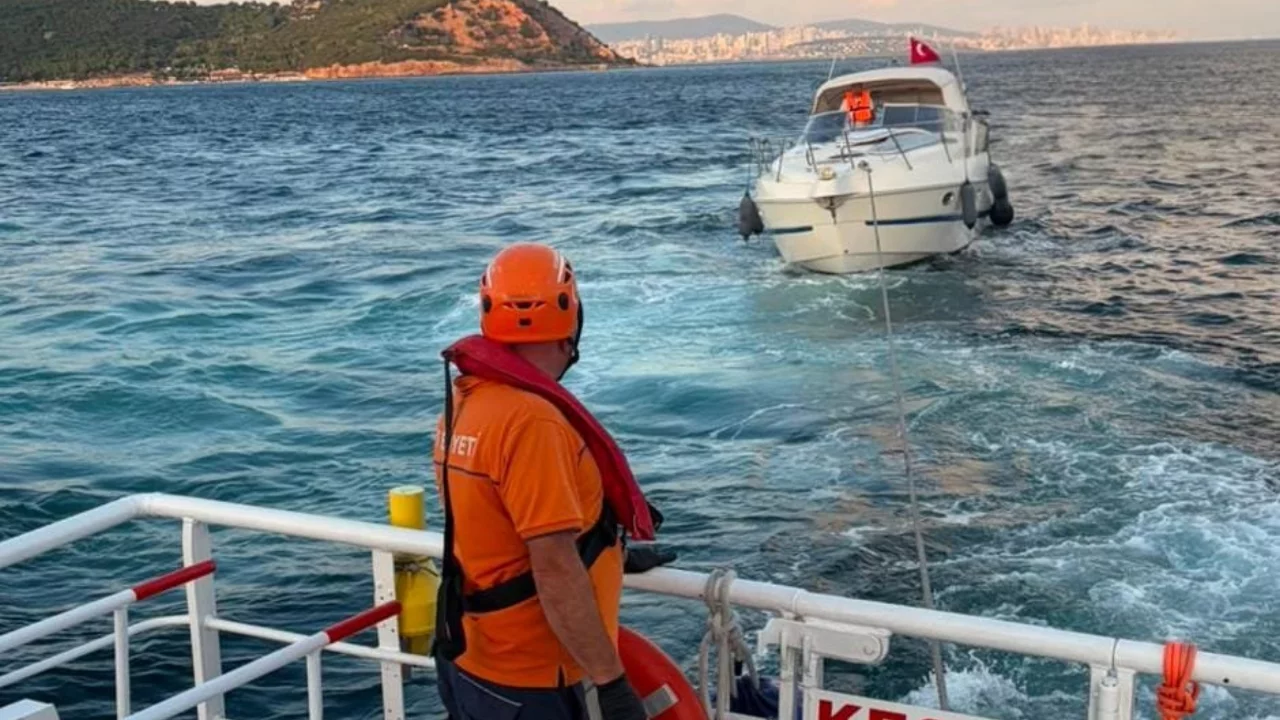 Kınalıada a&ccedil;ıklarında tekne arızası: 2 kişi kurtarıldı